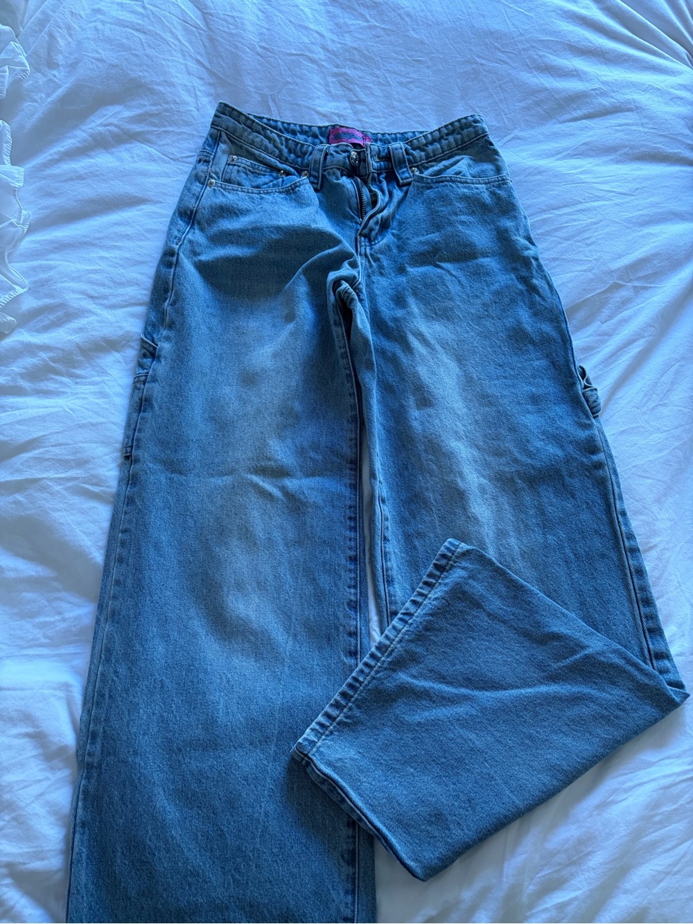 Edikted Wide-Leg Cargo Jeans in Medium Blue Denim